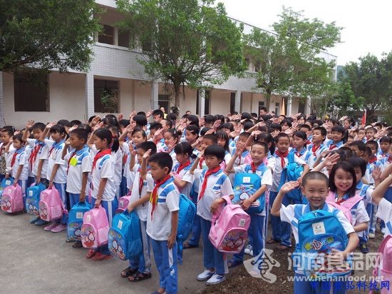 小学生接到雅士利“爱心书包”